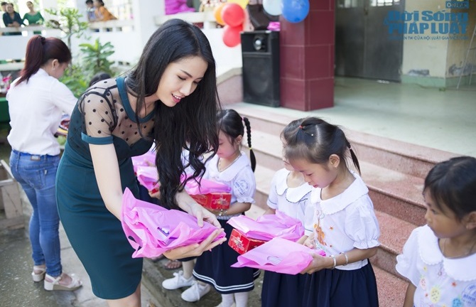 Người đẹp Phan Thị Mơ về quê tặng quà trung thu cho fan nhí